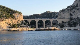Morgens an der Côte Bleue – Pendlerzug Richtung Marseille.