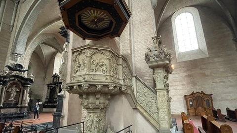 Im Trierer Dom wurde einer Skulptur aus der Renaissance der Kopf abgeschlagen. Die Figur gehört zur Verzierung einer Kanzel.