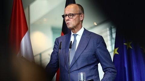 Bundeskanzler Friedrich Merz (CDU) nach einem Treffen bei einer gemeinsamen Pressekonferenz.