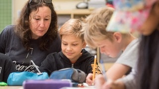 Lehrerin unterrichtet Schüler aus der Ukraine. Lehramt studieren. Lehrerinnen und Lehrer haben es gut. So ist die Mehrheitsmeinung- die haben sichere Jobs, viele Ferien, werden gut bezahlt und sind verbeamtet. Aber ist das Lehramt-Studium wirklich auch langfristig ein Beruf mit Zukunft?