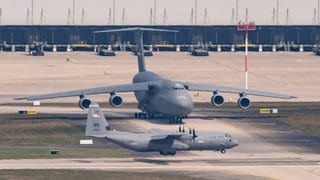 Auf der Air Base in Ramstein üben heute amerikanische und deutsche Feuerwehren zusammen beim Tag der offenen Tür.