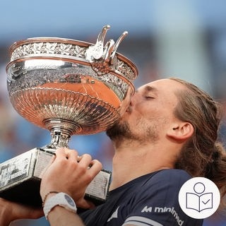 Der Tennis·spieler Alexander Zverev küsst einen Pokal. Den Pokal hat er für seinen Sieg bekommen. Alexander Zverev hat den Wettbewerb French Open gewonnen. Rechts das SWR Logo für Leichte Sprache. 