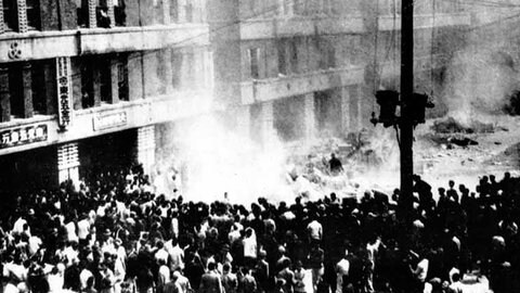 28. Februar 1947: Eine Menschenmenge vor der Taipeh-Niederlassung des Bureau of Monopoly. Ein chinesischer Polizist des Bureaus hatte eine Frau dabei ertappt, wie sie westliche Zigaretten auf dem Schwarzmarkt verkaufte. Es war der Beginn eines wochenlangen Aufstands, den Taiwans oberster Verwaltungschef mit militärischer Hilfe des Festlands blutig niederschlagen ließ. Die Zahl der taiwanischen Opfer wird auf bis zu 30.000 geschätzt. Das Ereignis ist auch als 228-Massaker bekannt. 