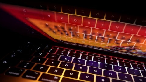 Über einen Livestream im Internet soll ein Mann aus dem Kreis Esslingen über Jahre beim sexuellen Missbrauch von Kindern zugesehen haben. 