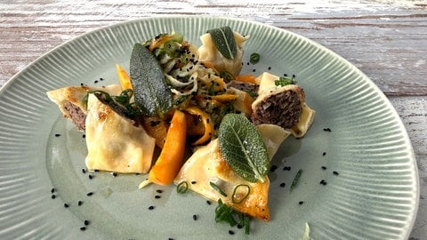 Maultaschen mit Salbeibutter und Aprikosen-Fenchel-Salat