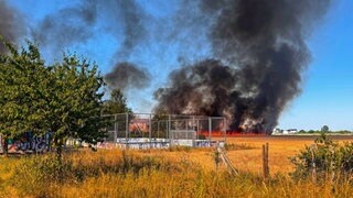 Ein Flächenbrand in Weingarten im Kreis Karlsruhe.