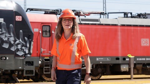 Sigrid Nikutta, Vorstandsvorsitzende von DB Cargo, auf einem Bahngelände