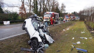 Ein zerdrücktes Auto auf der B31 bei Kressbronn. Ein wendender Reisebus hatte den Rettungseinsatz behindert, die 26-jährige Autofahrerin starb.