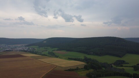 Ein Bergrücken südwestlich von Seitingen-Oberflacht im Kreis Tuttlingen. Auf diesem bewaldeten Bergrücken könnten künftig Windräder stehen.