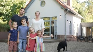 Marc und Ursula haben ein altes Pumpenhaus in das kleine Reich für ihre sechsköpfige Familie verwandelt. Dabei war ihnen Upcycling sehr wichtig.