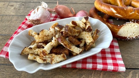 Brezel-Chips mit süß-würziger Senf-Marinade