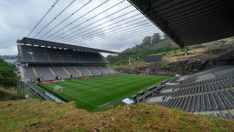 Estádio Municipal de Braga, auch "Da Pedreira" (der Steinbruch) gennant, ist tatsächlich ein ehemaliger Granitsteinbruch am Monte Castro. Architektonisch einzigartiges Stadion, weil es teilweise direkt in den Felsen gebaut ist.