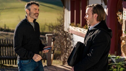 Manuel (Marco Canadea) und Sebastian (Dominik Stricker) vor dem Fallerhof