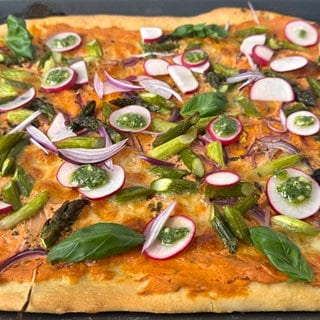 Pizza mit Radieschen und Radieschenblätter-Pesto