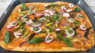 Pizza mit Radieschen und Radieschenblätter-Pesto
