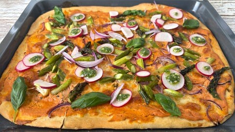 Pizza mit Radieschen und Radieschenblätter-Pesto