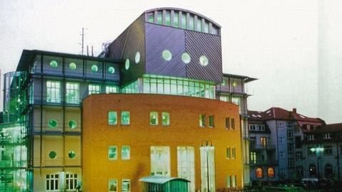 Außenansicht SWR Experimentalstudio Gebäude in der Dämmerung hell erleuchtet
