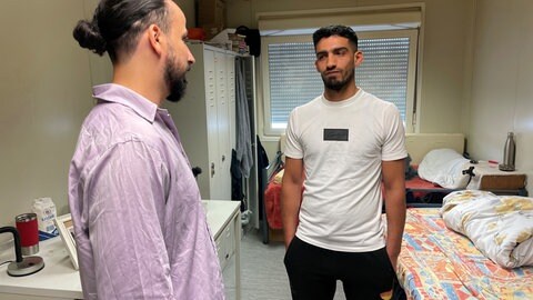 Integrationsmanager Mohammad Alsahhar (links) im Gespräch mit einem Geflüchteten in Heitersheim (Kreis Breisgau-Hochschwarzwald)