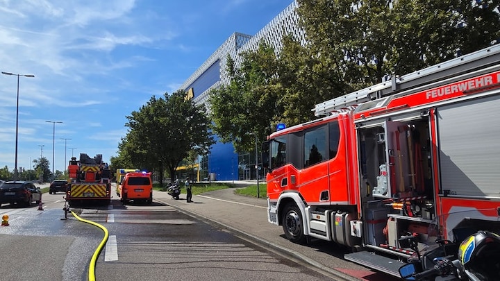 Möbelhaus in Karlsruhe wegen brennendem Auto evakuiert