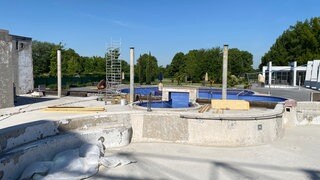 Außenbereich der Therme mit Becken des Weinheimer Erlebnisbades Miramar