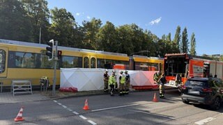 Bei einem Stadtbahnunfall in Stuttgart ist eine Frau gestorben.
