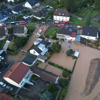  Überschwemmte Straßen und Grundstücke in Winden (Kreis Germersheim) nach dem Unwetter mit Starkregen Anfang August 2024