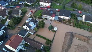  Überschwemmte Straßen und Grundstücke in Winden (Kreis Germersheim) nach dem Unwetter mit Starkregen Anfang August 2024