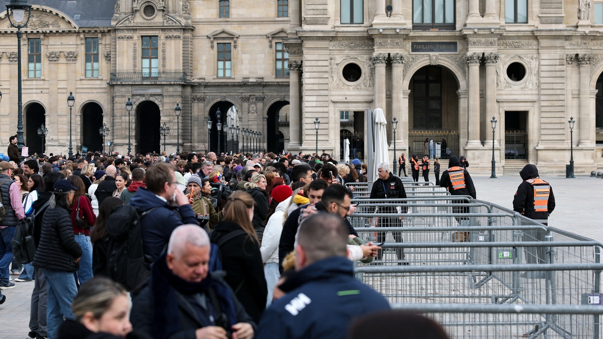Gewalttätige Proteste: Frankreich-Reise stornieren, Tickets zurückgeben - was geht?