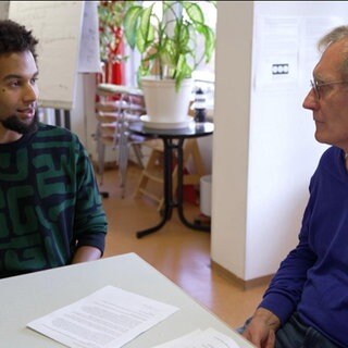 Ein junger Mann redet mit einem älteren Mann über den Kriegsdienst