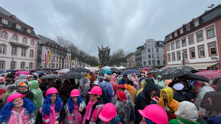 Trotz des Regens ist der Schillerplatz komplett voll. Einige der Narren sind extra einige Stunden angereist, um in Mainz Weiberfastnacht zu feiern.