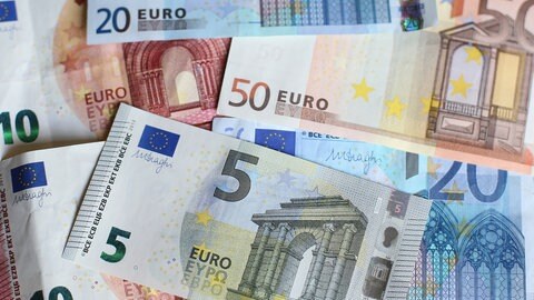 Bargeld: Unterschiedliche Geldscheine liegen übereinander, von 5 Euro bis 50 Euro.