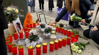 Mahnwache für getötete Dilan in Ludwigshafen. Ihr Ehemann muss sich vor dem Landgericht in Frankenthal verantworten.