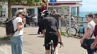 Rennradfahrer fährt auf dem Boensee-Radweg beinahe Fußgängerin an