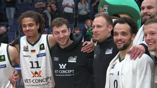 Die Spieler des Basketball-Zweitligisten Gladiators Trier stehen strahlend in einer Reihe nach dem Heimsieg über den Tabellenzweiten UBC Münster.