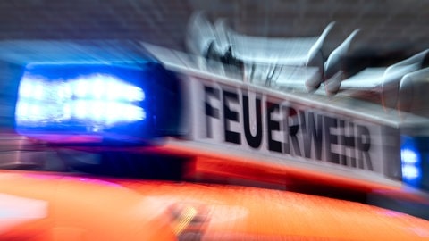 Ein Feuerwehrauto mit Blaulicht. In Monzingen ist am Freitagabend ein Mehrfamilienhaus fast vollständig ausgebrannt.