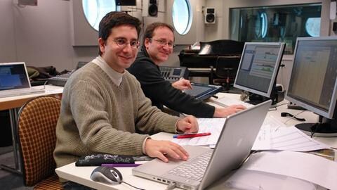 Zwei Männer arbeiten an Computern