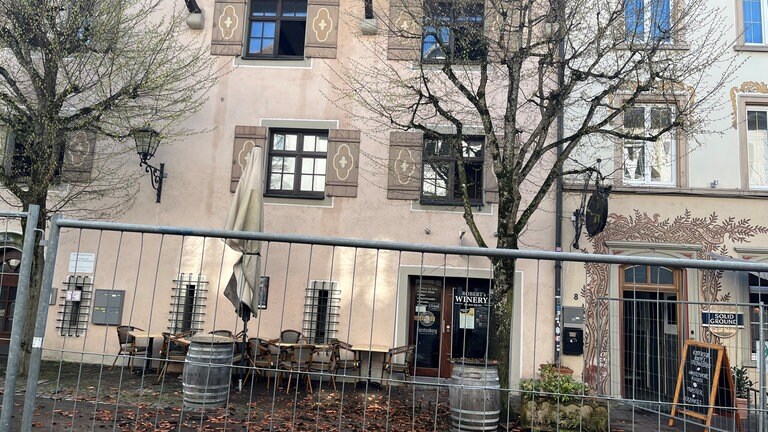 Auch nach Abschluss der Löscharbeiten in Überlingen ist eine angrenze Straße nach wie vor gesperrt.