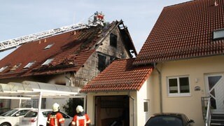Der Dachstuhl eines Reiheneckhauses in Crailsheim ist komplett ausgebrannt. Das Feuer hatte am Sonntag einen Großeinsatz der Feuerwehr ausgelöst. Vier Menschen wurden verletzt.