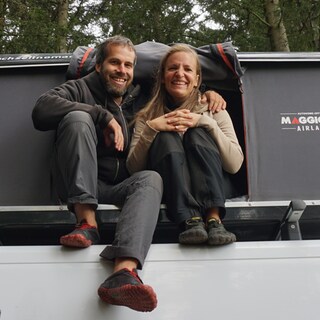Pärchen lebt im Camper