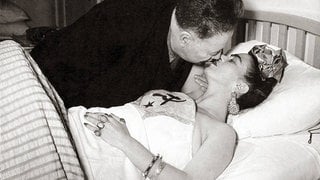 Diego Rivera lehnt sich über Frida Kahlo in ihrem Bett im Blauen Haus in Mexiko-Stadt. Das Foto entstand nach der Scheidung des Paares und vor ihrer erneuten Hochzeit.
