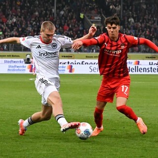 Mathias Honsak (1. FC Heidenheim 1846) im Zweimkampf mit  Rasmus Kristensen (Eintracht Frankfurt).