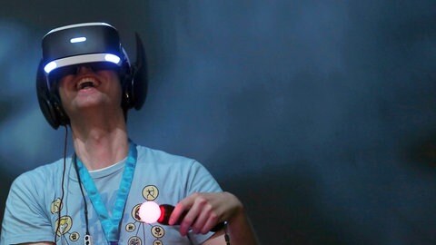 Gaming: Mann spielt Computerspiel mit VR-Brille