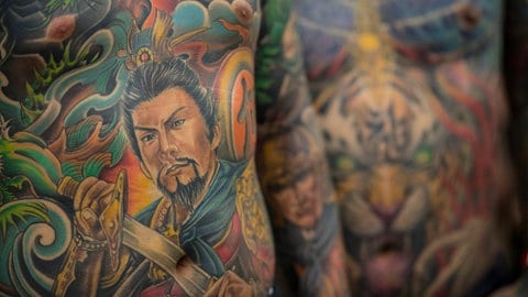 Mit asiatischen Motiven tätowierte Körper: Früher ein Subkultur-Phänomen, ist heute rund ein Viertel der Deutschen tätowiert. 