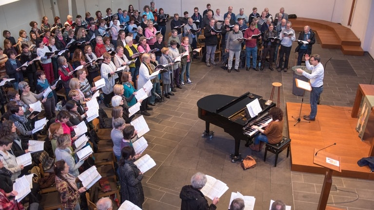 Marcus Strümpe probt mit großem Chor das War Requiem (2018, Lutherkirche in Duisburg)