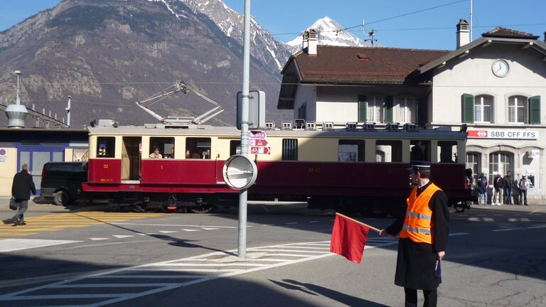 Lok Nr. 32 auf dem Bahnhofsvorplatz in Martigny