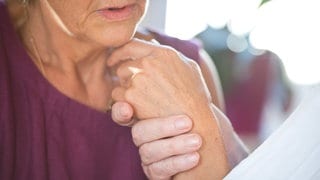 Eine Frau hält die Hand ihres an Demenz erkrankten Mannes (Archivbild).