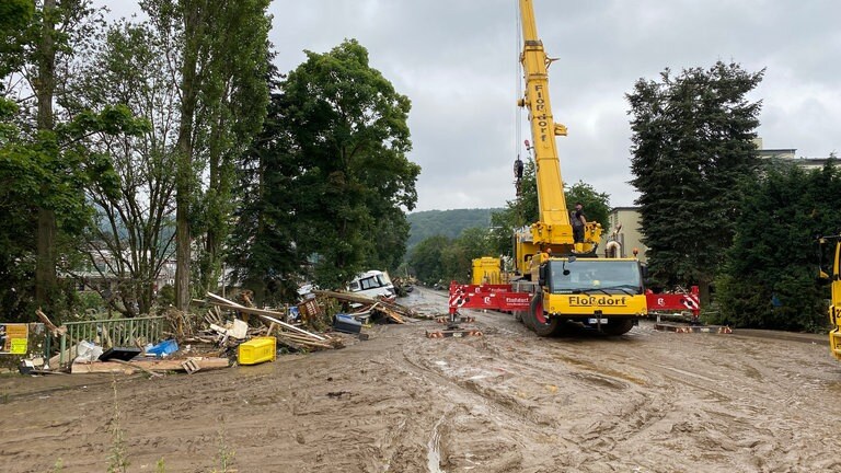 Große Schäden in Innenstadt von Bad Neuenahr-Ahrweiler. Viele Brücken, Straßen und Häsuer sind zerstört.