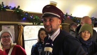 Besucher bestellen sich Punsch im Stuttgarter Weihnachtszug