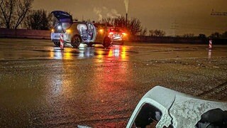 Wieder hat es auf der Schiersteiner Brücke bei Mainz-Mombach gekracht: Zwei demolierte Autos stehen in der Dunkelheit auf der Autobahn. 