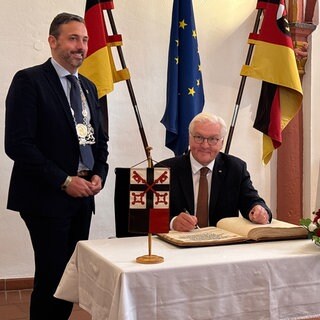 Bundespräsident Frank-Walter Steinmeier trägt sich ins Goldene Buch der Stadt Andernach ein.